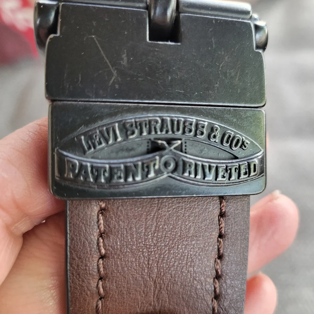 Levi's leather belt, reversible, sz 30-32